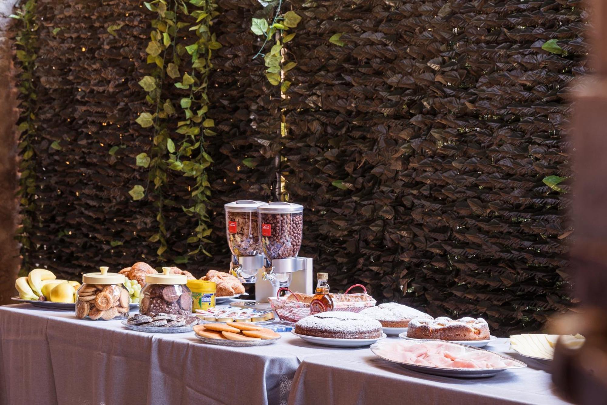 B&B La Corte And Home Restaurant - Free Parking - 10 Minutes To The Lake And Centre Tavernerio Exterior photo
