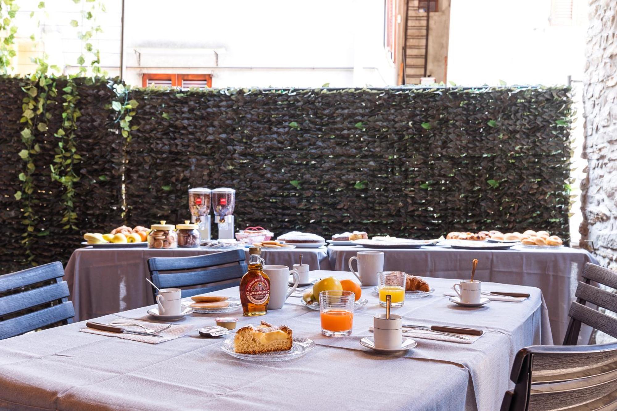 B&B La Corte And Home Restaurant - Free Parking - 10 Minutes To The Lake And Centre Tavernerio Exterior photo