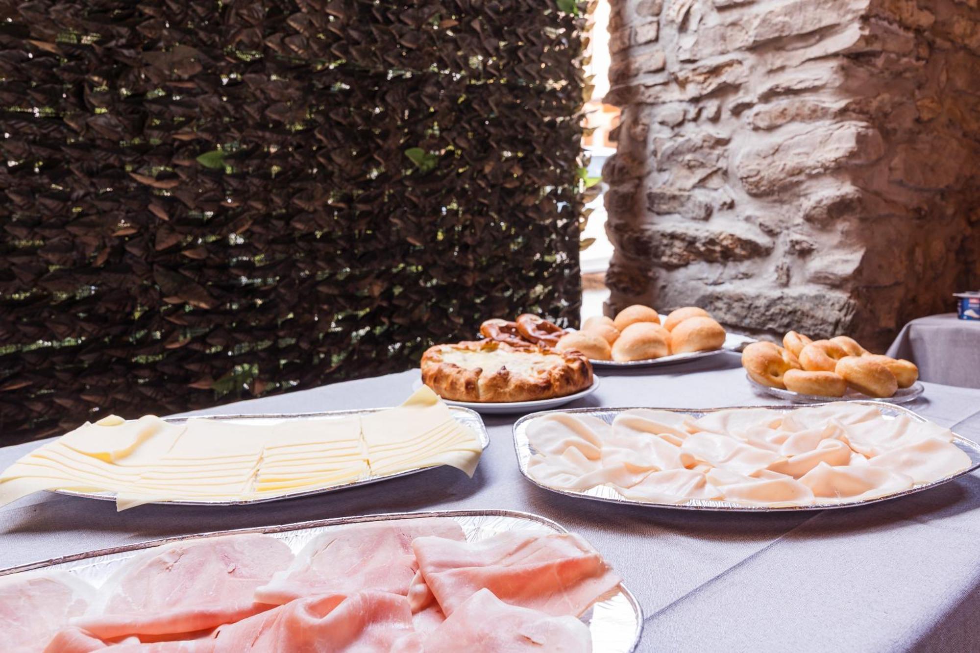 B&B La Corte And Home Restaurant - Free Parking - 10 Minutes To The Lake And Centre Tavernerio Exterior photo